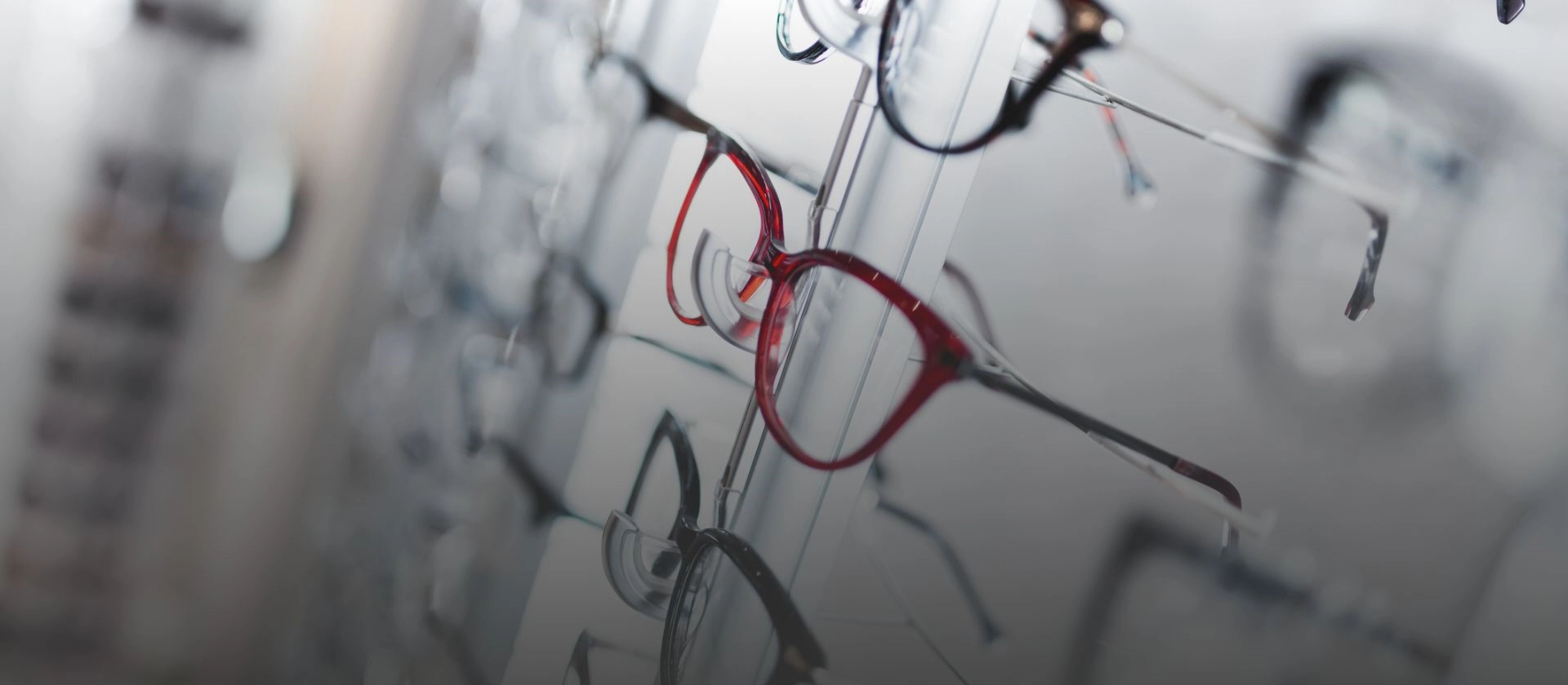 okulary na wystawie u optyka